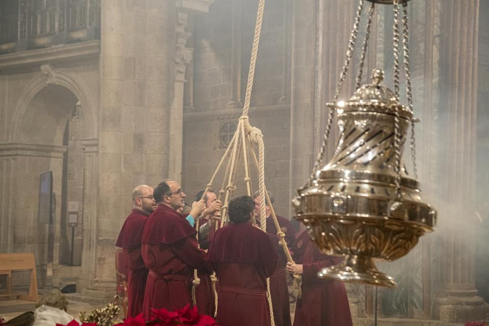 Botafumeiro en acción con los <em>tiraboleiros</em>. Foto Adolfo Enríquez. Fundación Catedral, Author provided