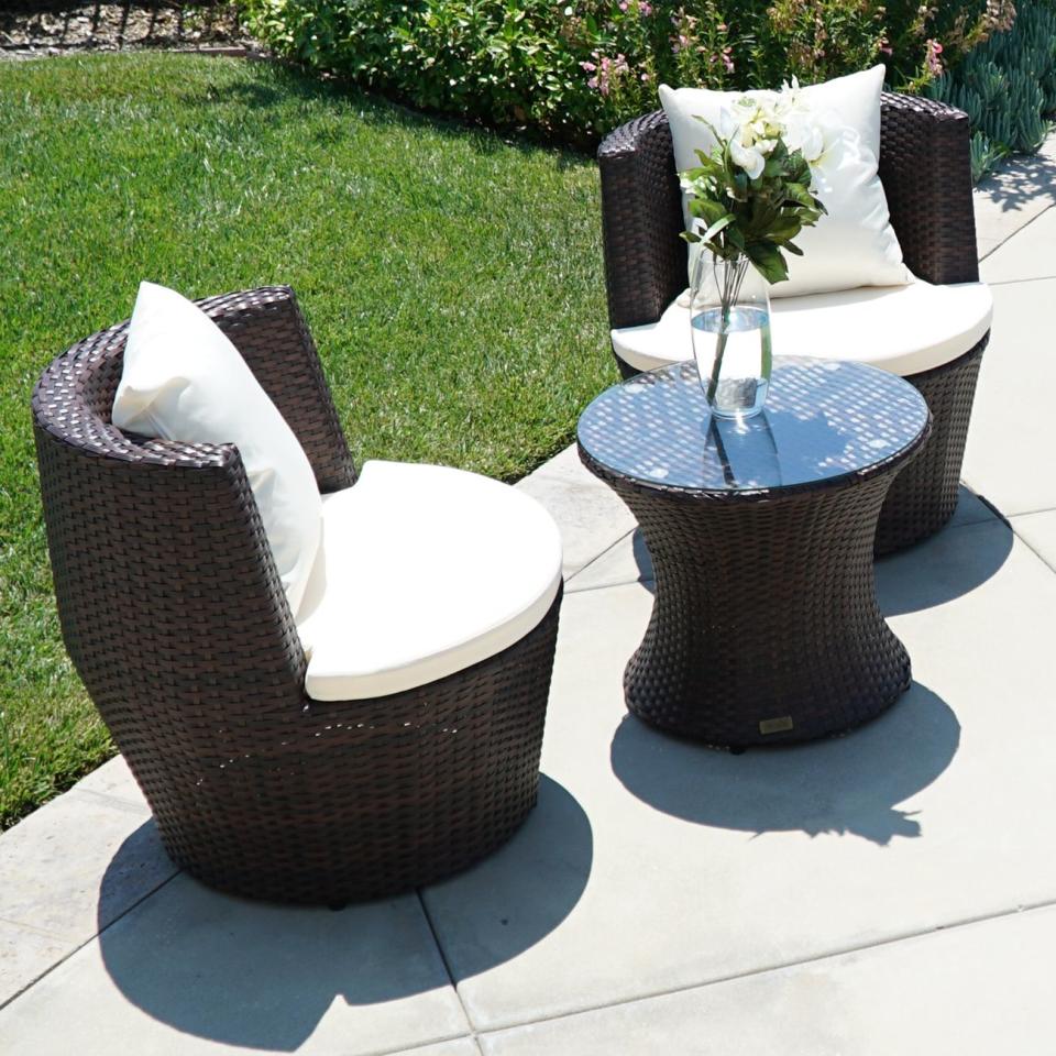 Hourglass Table and Cushioned Round Chairs