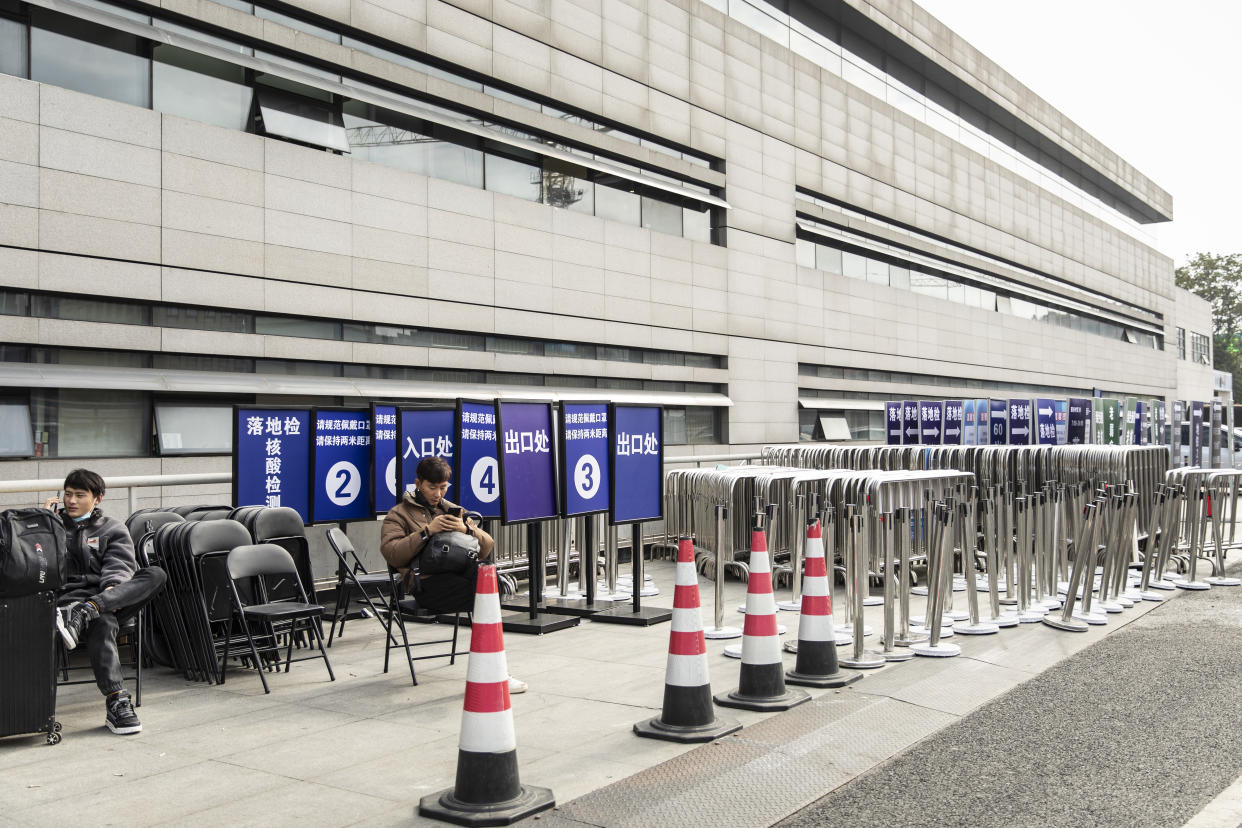 Cercas, letreros y otros equipos antes usados en un gran sitio de pruebas de COVID-19 se encuentra desmantelado y sin usar en la estación de trenes Hongqiao en Shanghái, China, el jueves 8 de diciembre de 2022. (Qilai Shen/The New York Times)