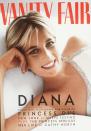 <p>Diana lächelt im Juli 1997 vom Cover der amerikanischen „Vanity Fair“. Sie trägt eines von insgesamt 79 Kleidern, die für das Shooting extra nach New York eingeflogen wurden. Alle Kleider wurden auf ihren Wunsch hin anschließend beim Auktionshaus Christie’s versteigert, um britische und amerikanische AIDS- und Krebsorganisationen zu unterstützen. </p>