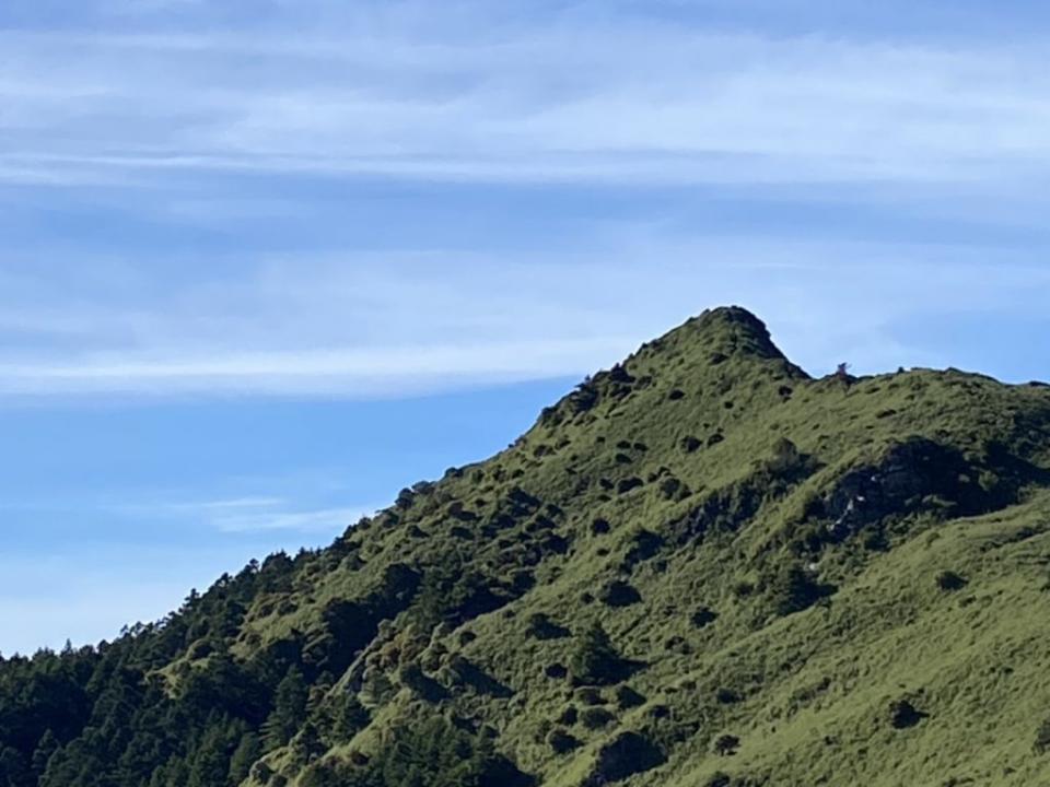 鈴鳴山像個鈴噹，要翻過幾座山坡才看得到鈴噹頭。