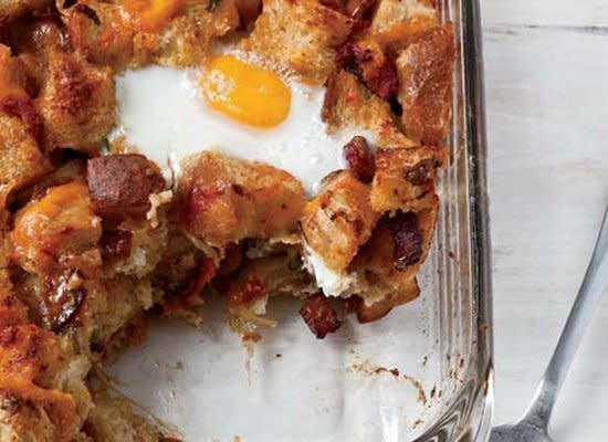 <strong>Get the <a href="http://www.huffingtonpost.com/2011/10/27/bacon-tomato-and-cheddar_n_1059614.html" target="_hplink">Bacon, Tomato and Cheddar Breakfast Bake with Egg recipe</a></strong>        