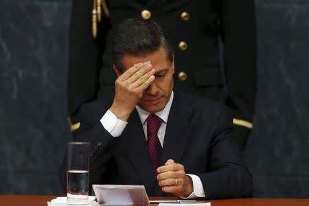 Mexico's President Enrique Pena Nieto gestures during an investment announcement from brewer Grupo Modelo in Merida in Yucatan state, at Los Pinos Presidential house in Mexico City, in this May 29, 2015 file picture. REUTERS/Edgard Garrido/Files