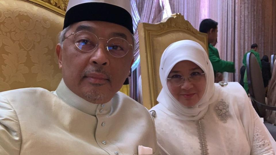 Tunku Azizah’s husband, the Yang di-Pertuan Agong is known for his love of football. — Picture from Twitter/@cheminahsayang