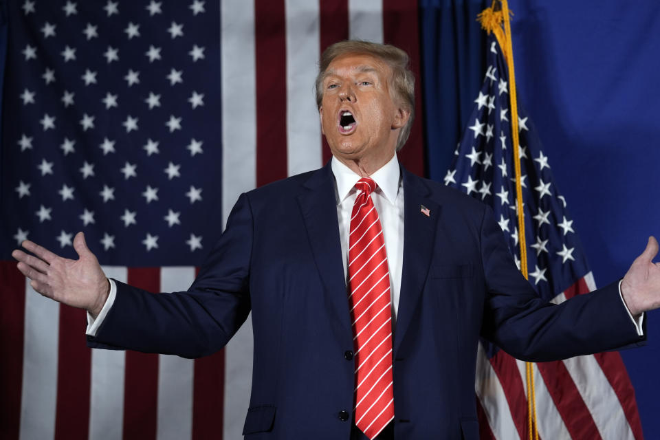 El precandidato presidencial republicano y expresidente Donald Trump habla durante un acto de campaña el lunes 22 de enero de 2024, en Laconia, Nueva Hampshire. (AP Foto/Matt Rourke)