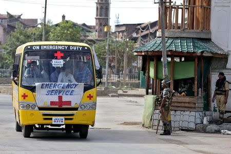 An emergency vehicle passes a security checkpoint in Srinagar after an escalation of violence that officials have blamed on separatist protests that have tied down security forces for more than a month in Kashmir, August 17, 2016. REUTERS/Cathal McNaughton