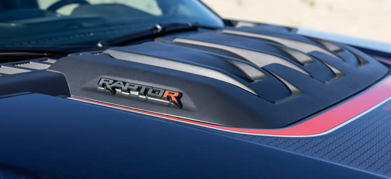 F-150 Raptor R引擎蓋造型與字樣清楚說明性能實力。