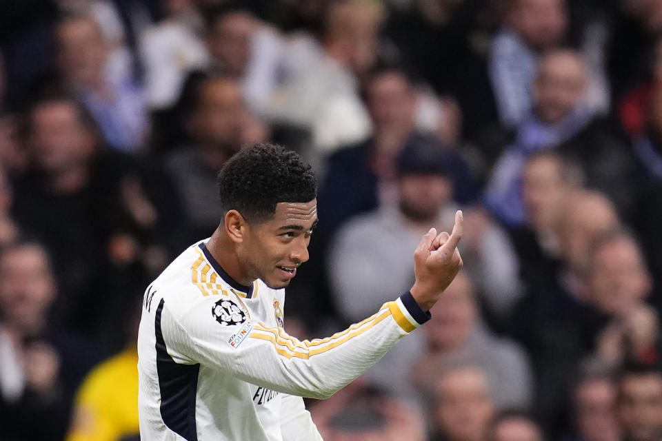 Jude Bellingham celebra tras anotar el segundo gol del Real Madrid durante el partido contra Napoli en la Liga de Campeones, el miércoles 29 de noviembre de 2023, en Madrid. (AP Foto/Manu Fernández)