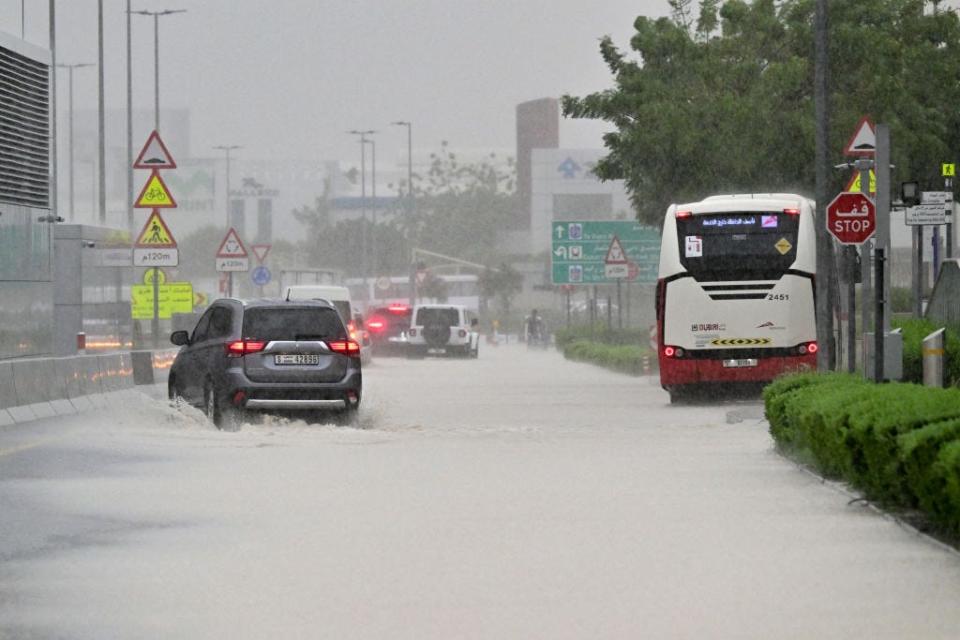 Fahrzeuge fahren auf einer überfluteten Straße während sintflutartiger Regenfälle im Golfemirat Dubai am 16. April 2024. - Copyright: GIUSEPPE CACACE/AFP/Getty Images