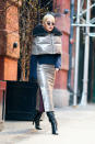 <p>No es un extraterrestre, sino Rita Ora con otro de los looks que estrenó el 18 de diciembre para disfrutar de Manhattan. (Foto: Gotham / GC Images). </p>