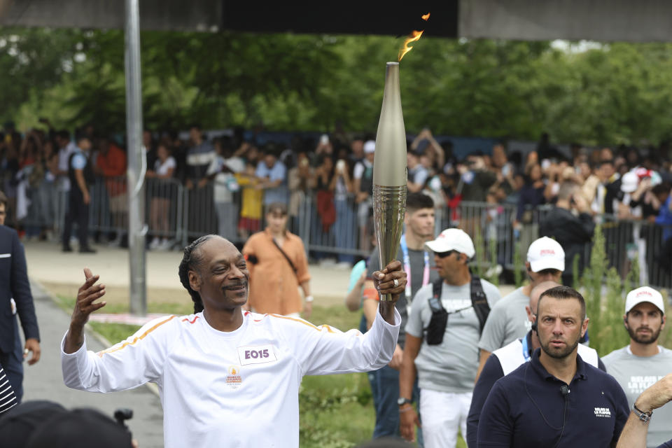 Snoop Dogg porta la antorcha olímpica en los Juegos Olímpicos de Verano de 2024, el viernes 26 de julio de 2024, en Saint-Denis, en las afueras de París, Francia. (Foto AP/Aurelien Morissard)