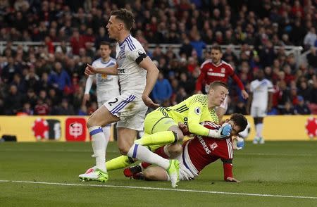 Britain Soccer Football - Middlesbrough v Sunderland - Premier League - The Riverside Stadium - 26/4/17 Middlesbrough's Marten de Roon scores their first goal as Sunderland's Jordan Pickford collides into him Action Images via Reuters / Lee Smith Livepic