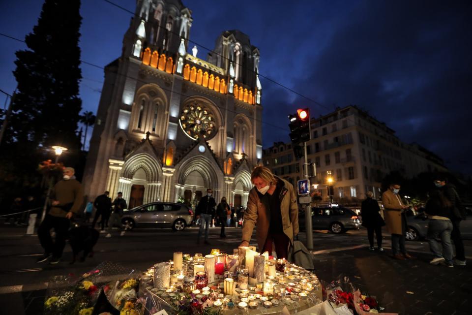 hommage aux victimes devant la basilique à Nice.  - Valéry Hache