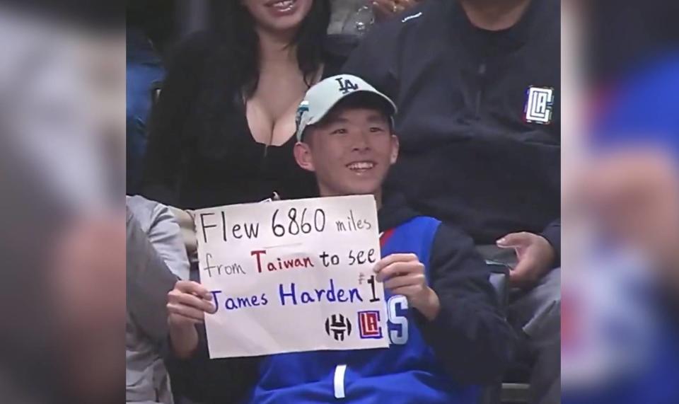<strong>台灣小球迷舉海報表示飛越了6860哩就是要來看哈登。（圖／翻攝自社群平台X）</strong>