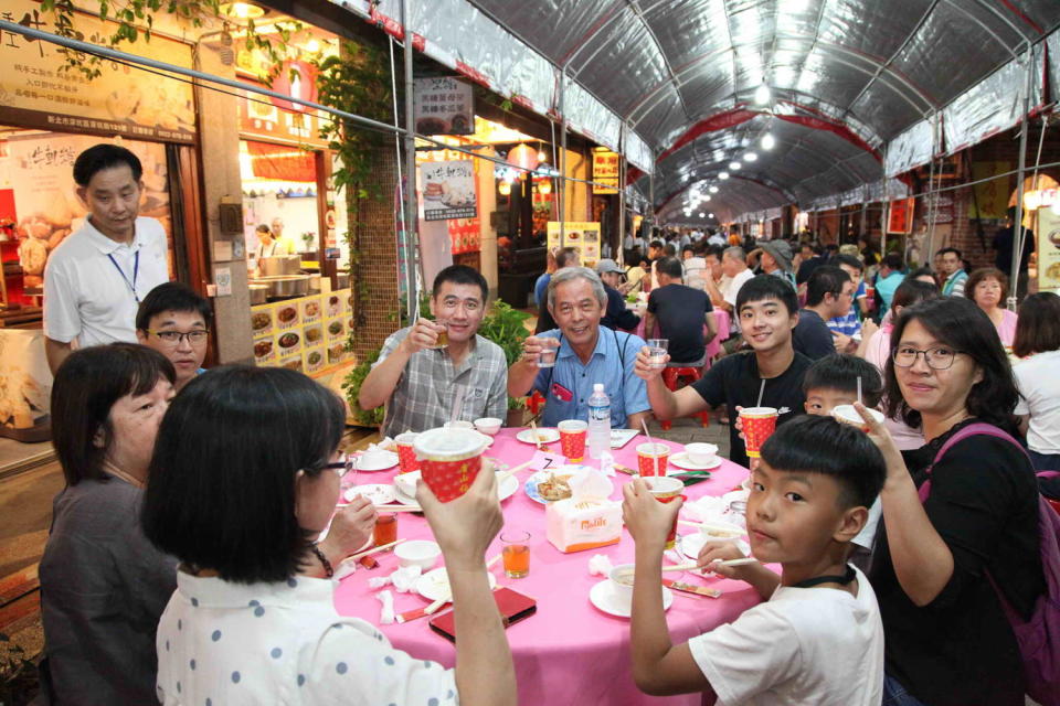 2019深坑多福宴全場約500人一同嚐盡多元豆腐料理與在地特色美食。   圖：新北市經發局提供