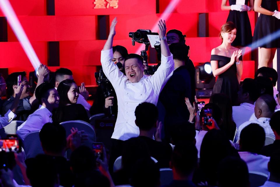 《台灣米其林指南 2023》頒發三星餐廳，態芮代表人獲知得獎開心到跳起來。廖瑞祥攝