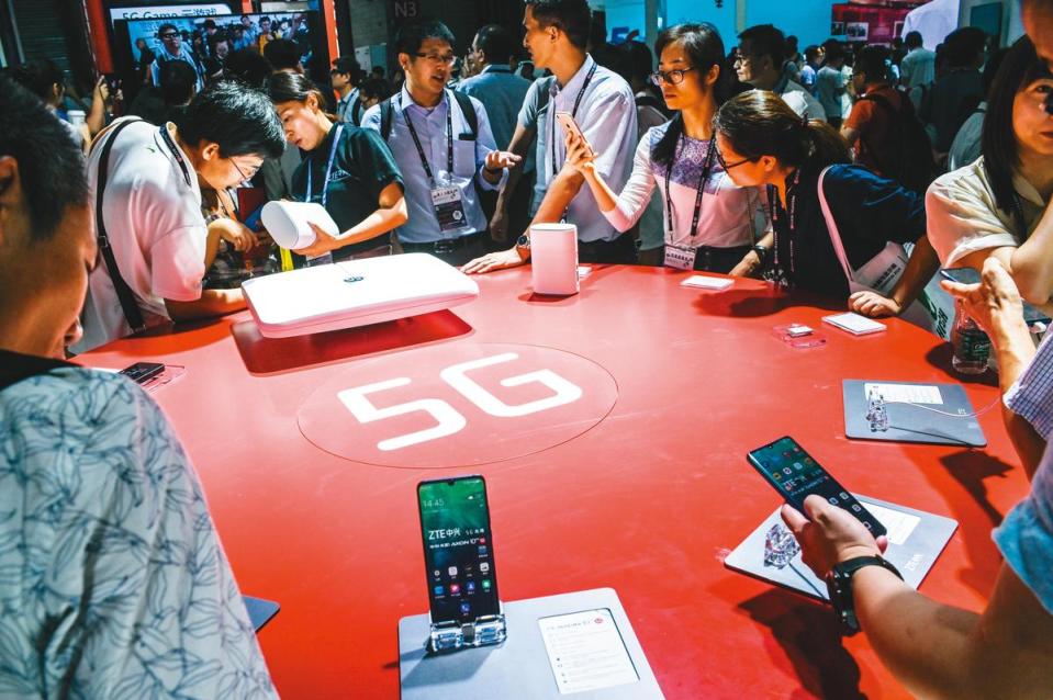 5G服務已在日本、韓國、歐美等地開啟服務，台灣進度稍微落後，但5G標金卻創下全球紀錄。（東方IC）
