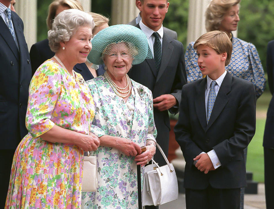 <p>1994 年 8 月 4 日，英女王和威廉王子一同祝賀王太后 94 歲生日。 (Getty Images)</p> 