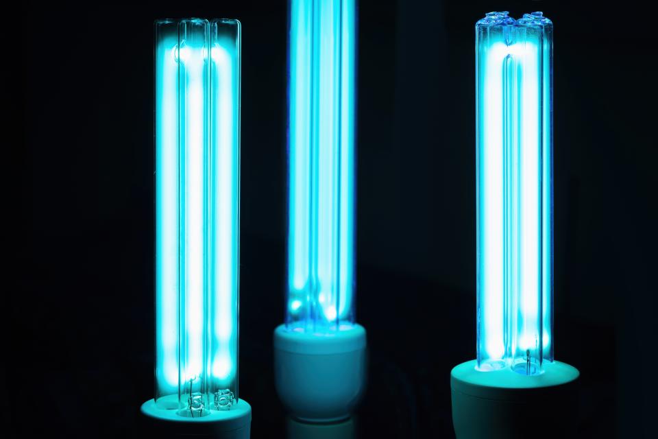 Lámparas de luz ultravioleta para esterilización. Foto: Getty Images. 
