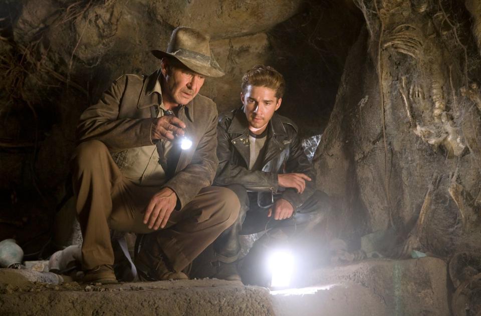 <p>Vielen Fans gilt "Das Königreich des Kristallschädels" als schlechtester der bislang vier "Indiana Jones"-Filme. Und auch Hauptdarsteller Shia LaBeouf (rechts) mochte den Film von 2008 nicht: "Ich fühle mich, als hätte ich das Vermächtnis, das die Menschen liebten und schätzten, kaputtgemacht", so LaBeouf über seine Rolle. Harrison Ford sah die Sache anders und sagte in einem Interview, LaBeouf sei ein "verdammter Idiot". (Bild: Paramount / Viacom International)</p> 