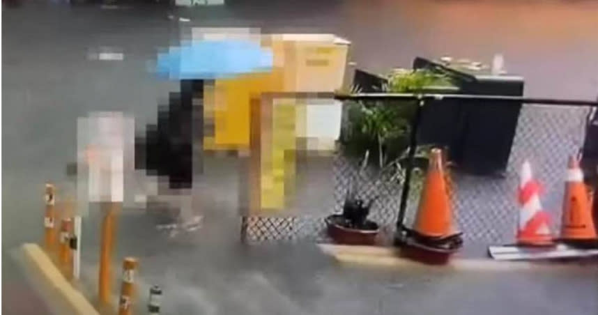 2021年7月高雄市一名女子雨中涉水經過停車場，因路燈漏電慘遭電死。（圖／翻攝照片）