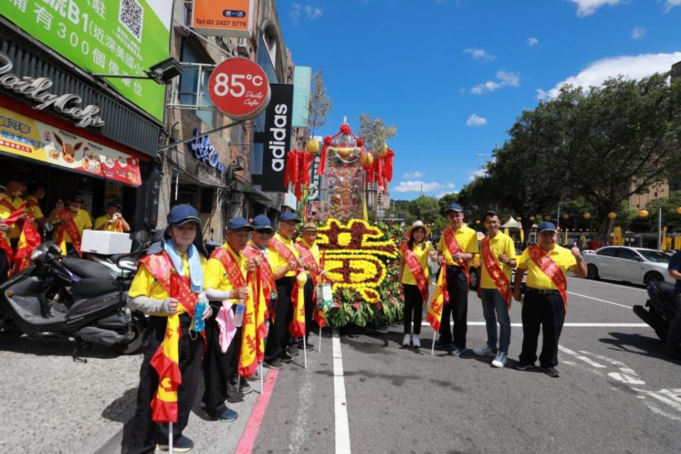 雞籠中元祭十日於基隆市區進行迎斗燈遶境，以今年主普黃姓宗親會斗燈為首，接續各姓氏宗親會斗燈與花車在市區道路遊行。（記者吳翊慈攝）