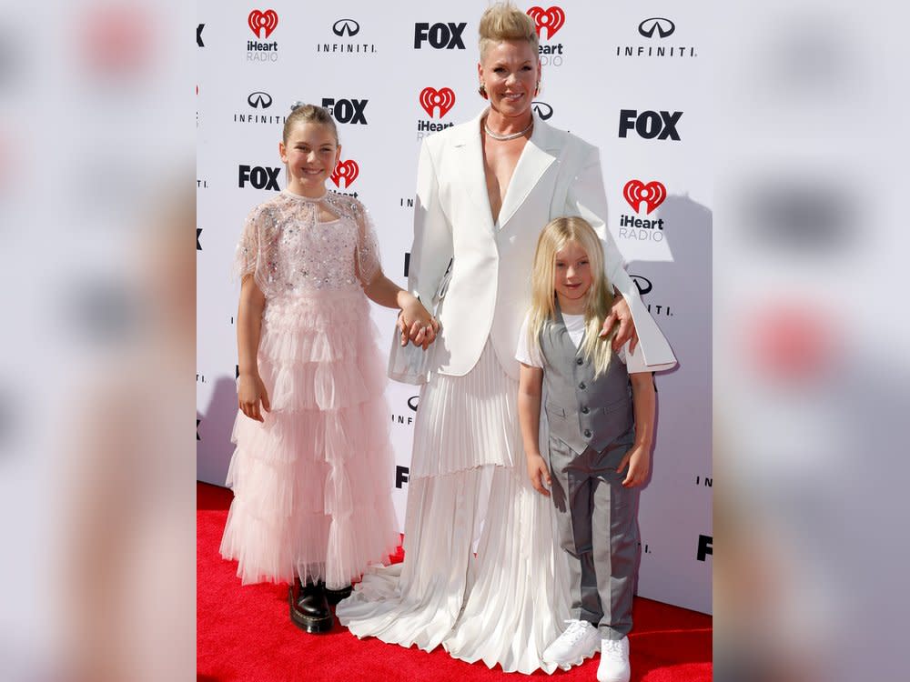 Pink mit ihren Kindern Willow und Jameson auf dem roten Teppich bei den iHeartRadio Music Awards 2023. (Bild: Getty Images North America)