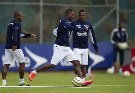 Ecuador's soccer players (L-R) Oscar Bagui, Edison Mendez and Renato Ibarra train during a practice session at the national soccer team's headquarters in Quito September 3, 2013. Ecuador will face Colombia in Barranquilla for their World Cup qualifying match on September 6. REUTERS/Guillermo Granja