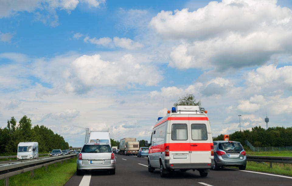 Die Rettungsgasse ist für Einsatzfahrzeuge da und nicht für andere - wer das missachtet oder erst gar keine bildet, muss zahlen (Bild: Getty Images)