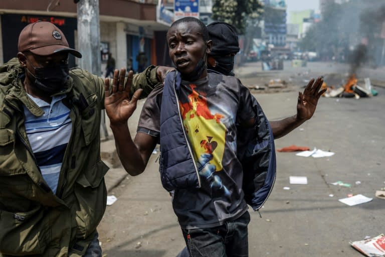 Un policía keniano camuflado arresta a un hombre durante una manifestación, el 2 de julio de 2024 en Nairobi (Simon Maina)