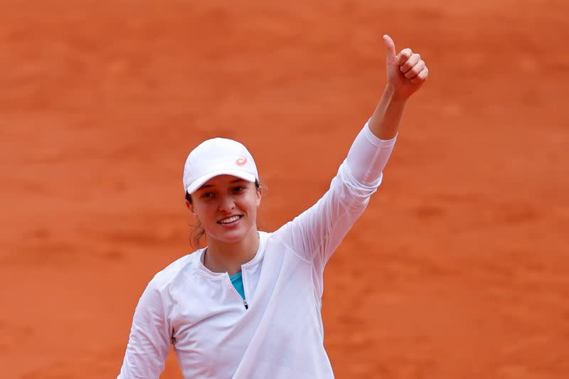 La tenista polaca Iga Swiatek celebra tras alcanzar la final del Abierto de París tras vencer a la argentina Nadia Podoroska, en Roland Garros, Parías, Francia