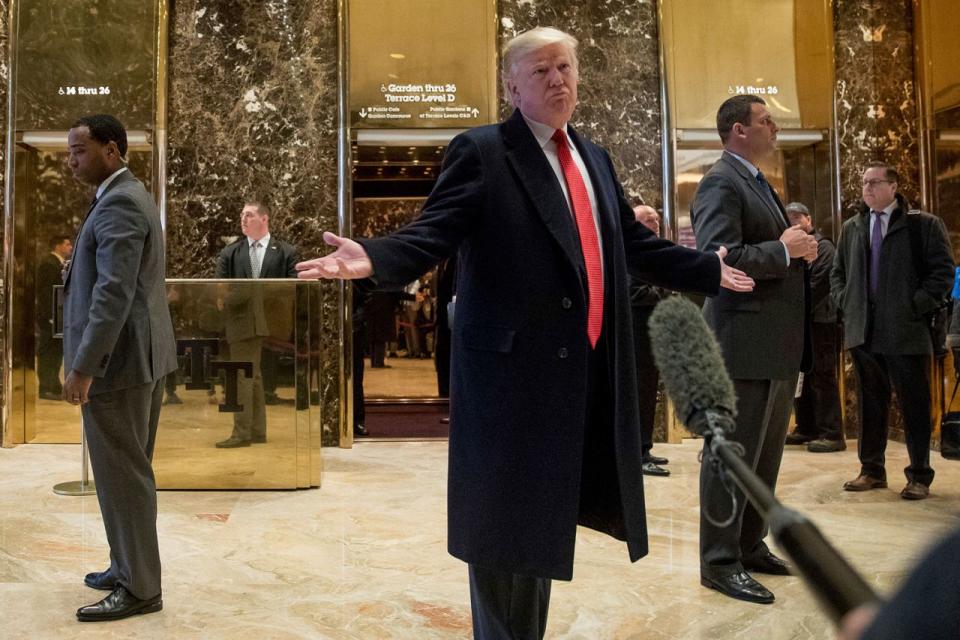 <p>Der künftige US-Präsident Donald Trump spricht in der Lobby des Trump Towers in New York zu Medienvertretern. (Bild: AP Photo/Andrew Harnik) </p>