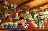 <p>Tuvieron que pasar 11 años para que Pixar hiciera una tercera visita a la sala de juegos. Llegar hasta allí fue un camino lleno de baches: El desarrollo de la última película de <em>Toy Story</em> se vio envuelto en los entresijos del acuerdo de producción del estudio de animación con Disney, y en un momento dado la Casa del Ratón planeó realizar la segunda secuela sin la participación de Pixar. Todo cambió cuando Disney compró el estudio en 2006, y Pixar se hizo cargo de Disney Animation. Gran parte del equipo original -incluidos John Lasseter, Andrew Stanton y Lee Unkrich, este último que ahora dirigiría <em>Toy Story 3</em> en solitario- volvió a la mesa de dibujo e ideó una narrativa que veía a Andy, el dueño de los juguetes, a punto de ir a la universidad y a los juguetes escapando del terrible destino del ático y dirigiéndose en su lugar a una guardería, que resulta no ser el paraíso que esperaban. La mezcla de energía y emoción fue tan ganadora como siempre.</p>