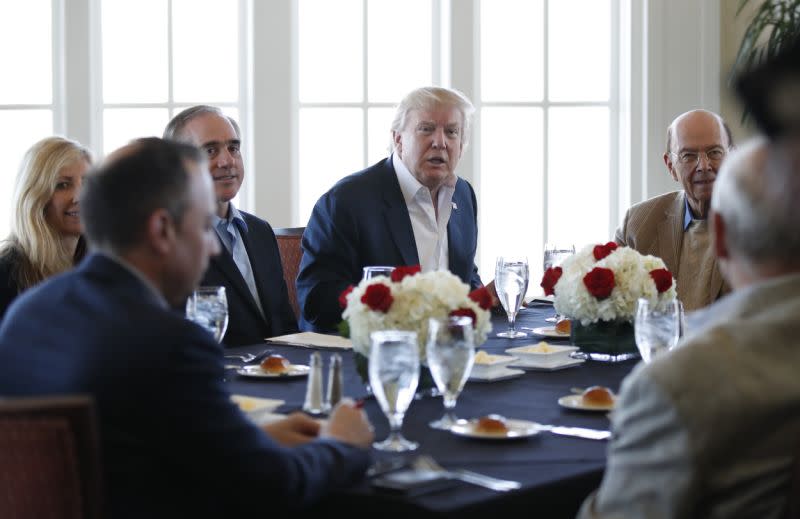 <em>Trump en un almuerzo de trabajo con el multimillonario secretario de comercio Wilbur Ross, situado a su izquierda. Ross y el director del Consejo Nacional del Comercio Peter Navarro han ejercido presión para ejecutar políticas comerciales más firmes (Fuente: AP).</em>