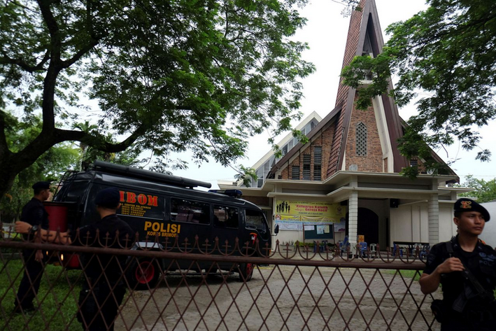 <p>Nach einem mutmaßlichen Terroranschlag im indonesischen Medan in Nord-Sumatra stehen Polizisten vor der katholischen Saint-Joseph-Kirche. Ein messerschwingender Angreifer soll zuvor einen Priester während der Sonntagsmesse angegriffen haben. (Foto: Antara Foto/ Irsan Mulyadi/ Reuters)</p>