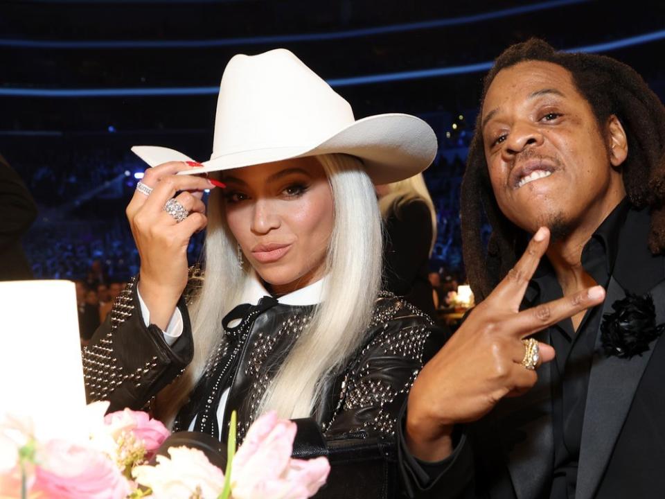 Beyoncé mit ihrem Ehemann Jay-Z bei der diesjährigen Grammy-Verleihung - inklusive Cowboy-Hut. (Bild: Kevin Mazur/Getty Images for The Recording Academy)