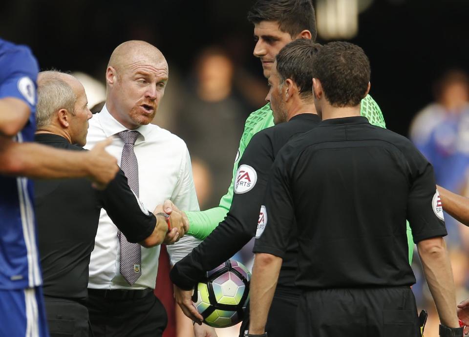 Football Soccer Britain - Chelsea v Burnley - Premier League - Stamford Bridge - 27/8/16 Burnley manager Sean Dyche speaks to referee Mark Clattenburg at full time Action Images via Reuters / Andrew Couldridge Livepic EDITORIAL USE ONLY. No use with unauthorized audio, video, data, fixture lists, club/league logos or "live" services. Online in-match use limited to 45 images, no video emulation. No use in betting, games or single club/league/player publications. Please contact your account representative for further details.