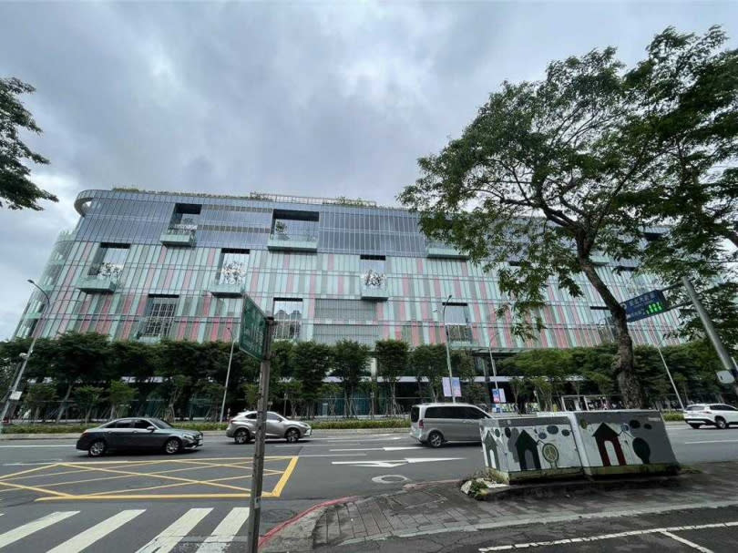 台北市大巨蛋16日受豪大雨影響，部分場館於內外交接處出現積水狀況。（圖／中國時報記者劉瑋晴攝）