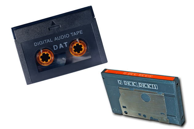 <b>DAT & DCC</b><br><br>Beide Systeme sollten die Audiokassette ablösen, beide scheiterten. Die Digital Compact Cassette (DCC) die 1992 eingeführt wurde, hatte zwar eine gute Tonqualität, war aber genauso unpraktisch zu bedienen wie die Kassette. Das DAT (Digital Audio Tape), welches ab Ende der 80er Jahre die Technikwelt erobern sollte, war zu teuer und hatte mit DCC und Minidisc zu viel Konkurrenz. (Bilder: Thinkstock, Paul Forsdick)