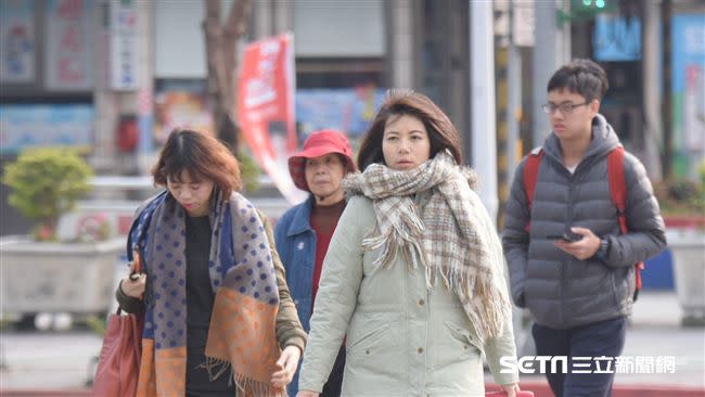 明日、週六東北季風南下，北台氣溫略降，天氣偏涼。（圖／資料照）