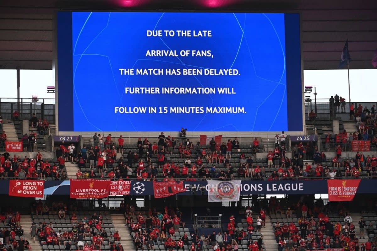 El mensaje de la UEFA que informa sobre el retraso en el Stade de France (AFP via Getty Images)