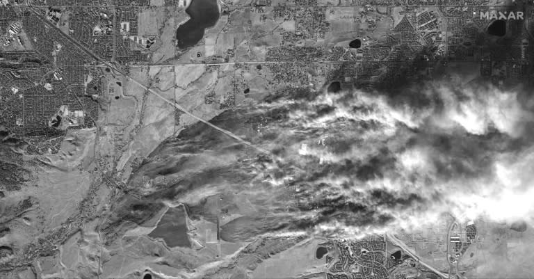 Image satellite montrant les incendies près des villes de Superior et de Louisville, dans le Colorado, le 30 décembre 2021 (AFP/-)