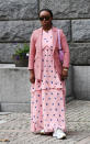 <p>Ton in Ton präsentiert sich diese Besucherin der Oslo Fashion Week vor den Fotografen. Dabei trägt sie drei verschiedene Rosa-Nuancen: Vom zartrosanen Maxikleid mit Print über das beerenfarbene Jackett bis hin zur Handtasche in Flieder – wenn, dann richtig. (Bild: Rex Features) </p>