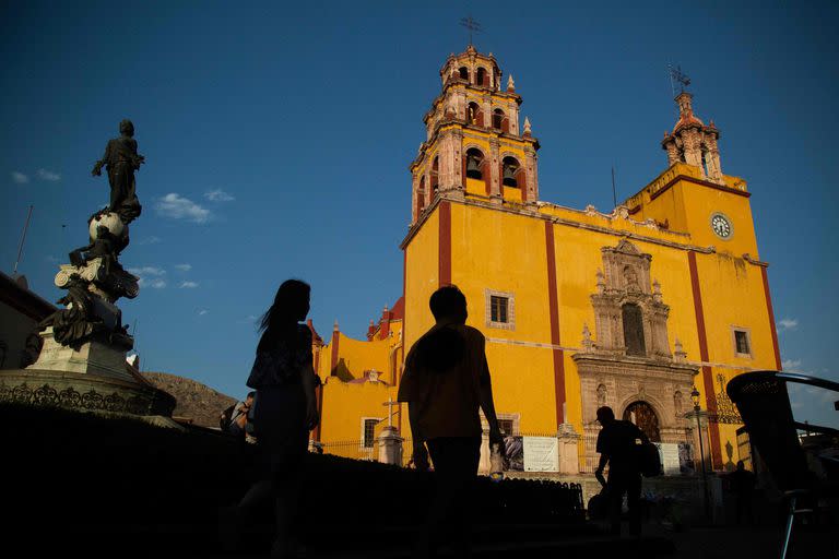 Turistas caminan por la ciudad de Guanajuato y visitan los museos donde se exhiben las momias