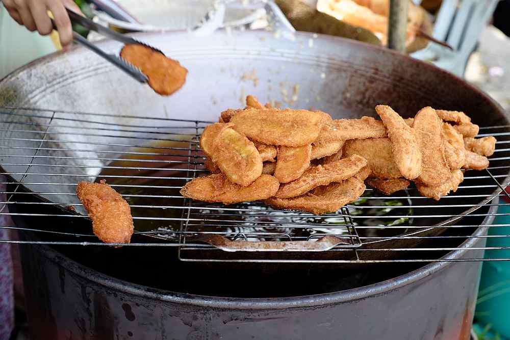 The ministry advises the public to use stainless steel strainers, absorbent paper towel and quality cooking oil when frying food. — Picture from Unsplash