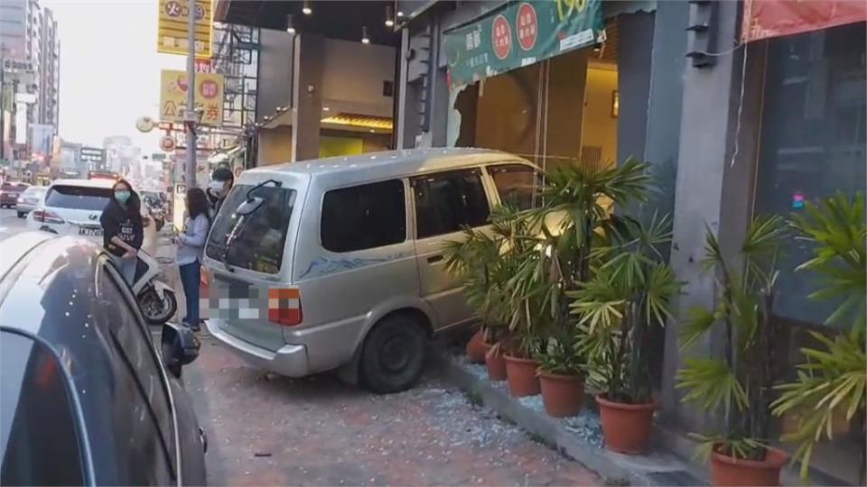 驚魂！嘉義轎車衝入火鍋店幸當時無顧客... 車上5人命大無礙