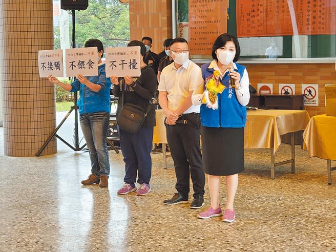 雲林縣長張麗善（右一）29日上午7點半到淵明國中，持齊天大聖的布袋戲偶對學生宣導不接觸、不餵食、不干擾台灣獼猴。（周麗蘭攝）