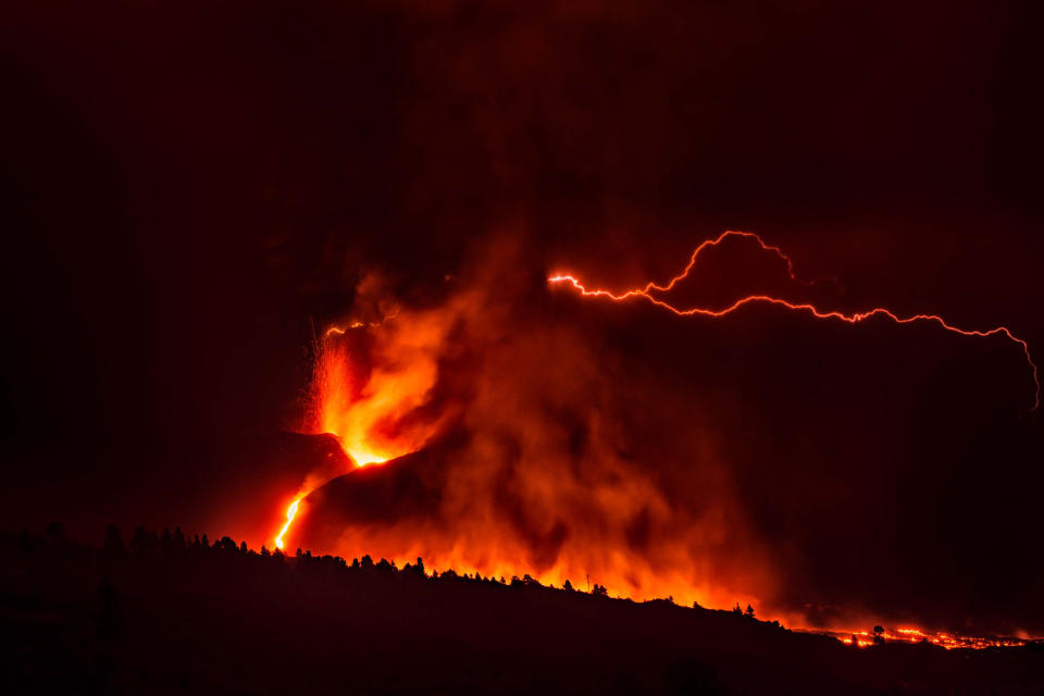 Un rayo volcánico cruza la cima de Cumbre Vieja, siendo visible desde la distancia a pesar del gran humo oscuro que emana del cráter en La Palma, España. Foto:  Europa Press via Getty Images.