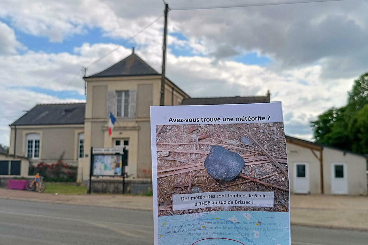 Le tract distribué aux habitants de Saulgé-l'Hôpital (Maine-et-Loire), où une météorite est tombée le 6 juin à 1 h 58.  - Credit:CG