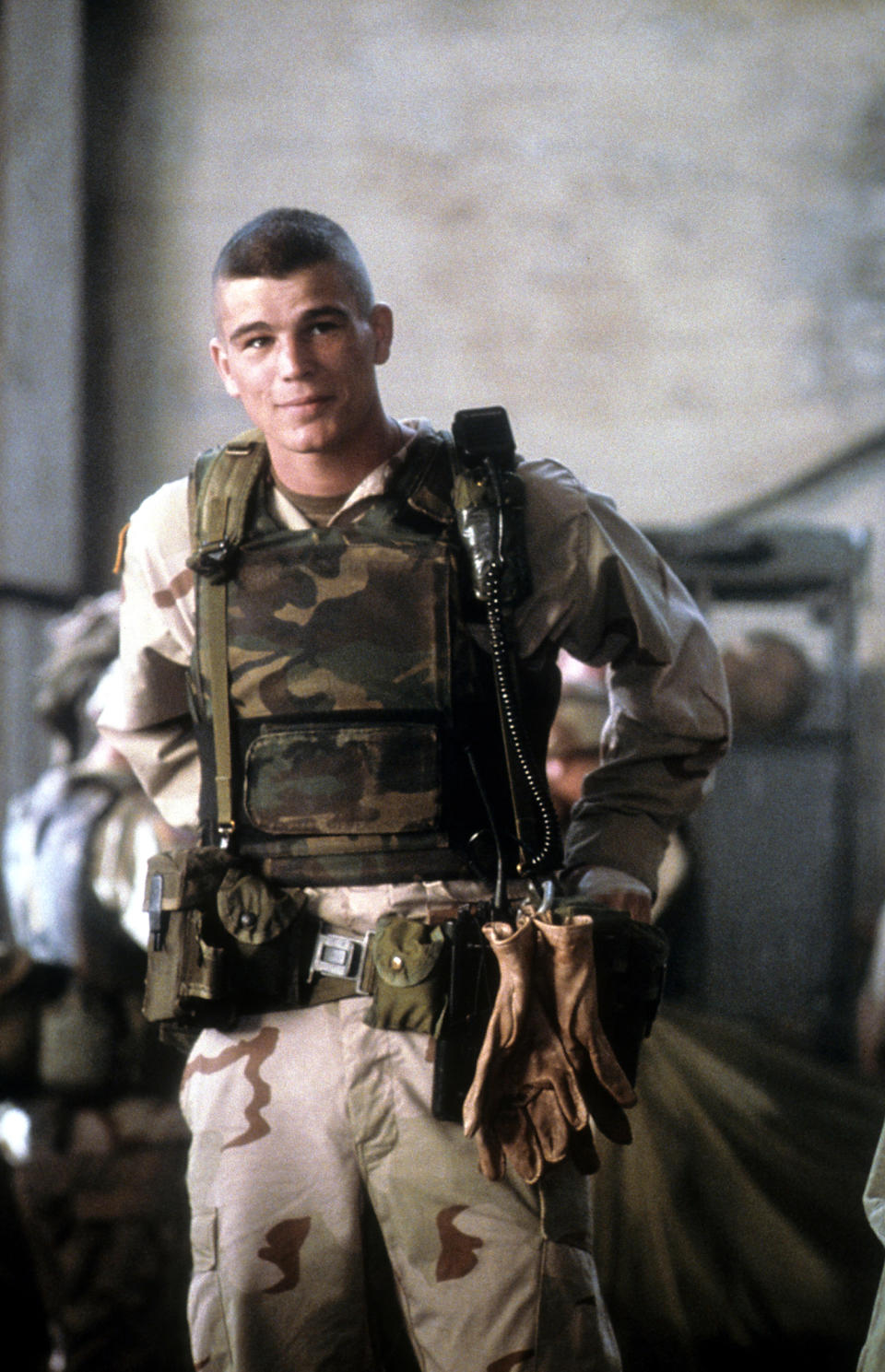 Josh Hartnett on the set of Black Hawk Down